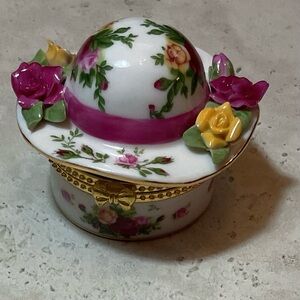 Old Country Roses, hinged hat trinket box Royal Albert LLC, 1962